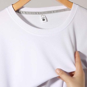 เสื้อยืดคอกลมผ้าโพลีเอสเตอร์แบบสั่งทำ OEM ทรงหลวม สีพื้น แขนสั้น สำหรับผู้ชาย - Product Image 2