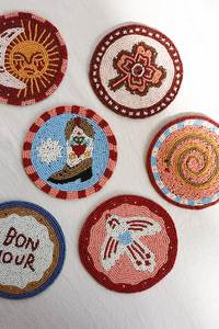 Ensemble de dessous-de-verre décoratifs brodés et perlés avec de magnifiques motifs floraux pour le service du thé, du café et la décoration de la maison - Product Image 6