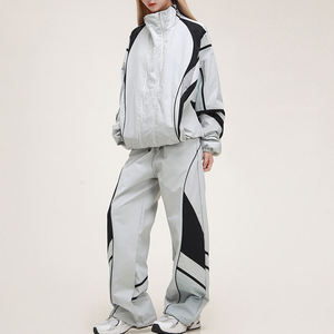Conjunto de Chaqueta Cortavientos y Pantalones Cortos Personalizados para Mujer - Product Image 3