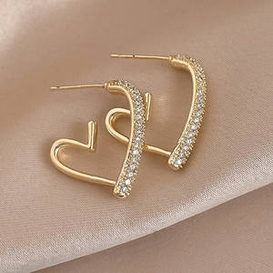 AMBER JEWELS T-2810 Pendientes de tuerca con forma de corazón, chapados en plata 925, moissanita, engaste minimalista en canal, para mujer, fiesta romántica - Product Image 4