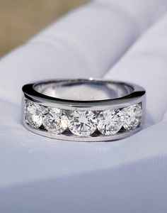 Bague unisexe en argent 925 véritable avec cinq pierres de moissanite scintillante taille ronde, idéale pour mariage ou comme surprise pour la mariée - Product Image 1