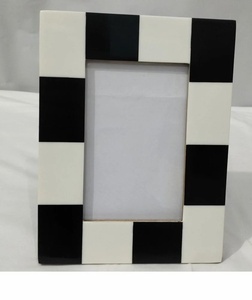 Cadre photo moderne en résine époxy durable et écologique, 4x6 pouces, design noir et blanc à carreaux, cadre décoratif pour table - Product Image 3