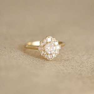 Anillo de Compromiso de Oro Amarillo de 14K con Diamante Cultivado en Laboratorio, Estilo Art Deco, Redondo - Product Image 4