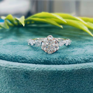 Anillo de diamantes de talla brillante redonda con piedras laterales en oro blanco, elegancia atemporal, brillo radiante y un aspecto refinado. - Product Image 1