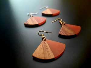 Boucles d'oreilles pendantes en résine naturelle et bois MN EXPORTS, faites à la main, style bohème, bijoux artisanaux, personnalisables, uniques, légères et tendance pour femmes - Product Image 1
