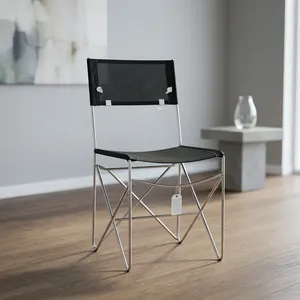 Chaise en cuir noir moderne avec structure en fer chromé, chaise de salle à manger minimaliste, mobilier de siège contemporain de style industriel - Product Image 1