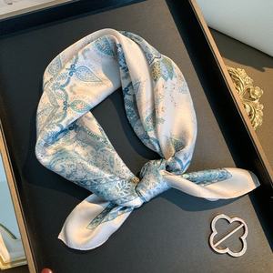 Écharpe en Soie 100% Faite à la Main, Imprimé Animal Blanc Vintage, Polyvalente pour le Cou et Décorative, Idéale pour l'Été, Vente en Gros Personnalisée pour Femmes - Product Image 2