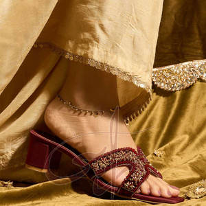 Sandalias Personalizables de Terciopelo Color Granate Oscuro con Suela Antideslizante y Tiras Cruzadas Hechas a Mano con Cuero Genuino - Product Image 5