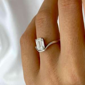 Anillo de Compromiso Curvo con Diamante Cultivado en Laboratorio de 2 Quilates, Corte Esmeralda, E VVS2, Oro Blanco de 14k, Certificado IGI - Product Image 2