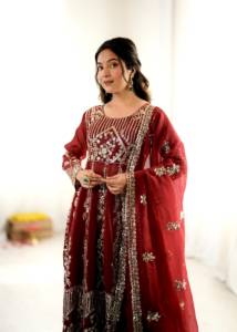 Conjunto de Lehenga y Dupatta para Mujer con Top de Algodón Micro Pesado, Seda Crujiente y Bordado Intenso con Lentejuelas y Mangas - Product Image 5