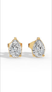 Boucles d'oreilles clous solitaires en diamant de laboratoire taille poire allongée à trois griffes, or 18 carats, fournisseur de bijoux fins de luxe - Product Image 5