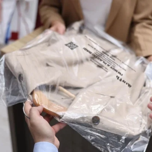 Bolsas de Ropa Biodegradables de PE Impresas con Flexografía Personalizada, con Asa Larga para Empacar Ropa - Product Image 4