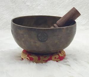 Cuenco tibetano antiguo de bronce con relieve o martillado de colores para la salud y un sonido mágico - Product Image 3