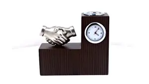 Trofeo de Saludo de Manos, Regalo Corporativo, Accesorio de Mesa y Organizador de Escritorio de Madera con Reloj - Product Image 2