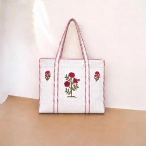 Sac fourre-tout indien en coton matelassé, broderie rose, imprimé au bloc à la main, écologique, réutilisable, blanc, style bohème à pois vintage, pour le shopping - Product Image 1
