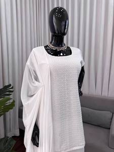 Ensemble de vêtements ethniques élégants d'inspiration années 90 en faux georgette premium avec détails brodés et pantalon coupe bootcut stylé - Product Image 4