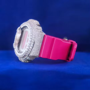 Reloj digital moderno de estilo hip hop con bisel plateado brillante, correa rosa y piedras brillantes para un accesorio de moda audaz y moderno. - Product Image 3