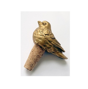 Bouchon de bouteille en métal moderne et tendance avec une forme unique pour les amateurs de vin, accessoires de bar et articles cadeaux - Product Image 1