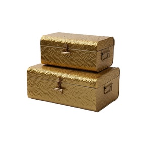 Ensemble de boîtes de rangement rectangulaires en crème avec fermoir doré, design empilable, style minimaliste pour l'organisation des articles divers - Product Image 5