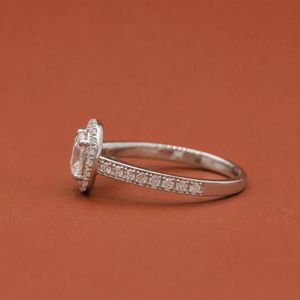 Anillo de Compromiso y Boda Clásico de Plata S925 con Halo de Diamantes Moissanite de Corte Redondo - Product Image 2