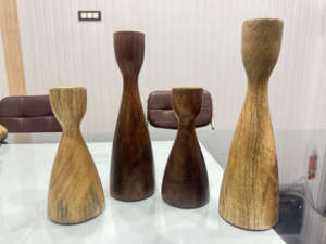 Support de bougie en bois poli fait à la main avec un design unique Décoration d'intérieur naturelle Porte-bougie en provenance d'Inde en vente - Product Image 2