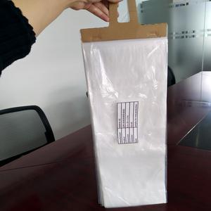 ถุงประตู HDPE LDPE พลาสติกใสรูปร่างแบบกําหนดเองพร้อมไม้แขวนกระดาษสําหรับบรรจุภัณฑ์หนังสือพิมพ์ - Product Image 2