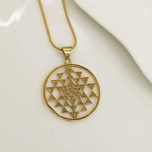 จี้รูปเรขาคณิตศรี Yantra ชุบทองจี้เสน่ห์ unisex เครื่องประดับทางศาสนาสร้อยคอโลหะผสม - Product Image 1