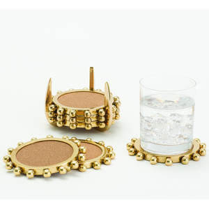 Ensemble de sous-verres décoratifs et fonctionnels en métal doré minimaliste avec bordure perlée, parfaits pour les événements, les bars à domicile et le service à table. - Product Image 6