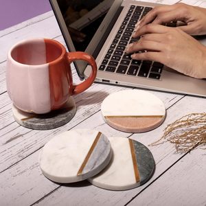 Sous-verres ronds en marbre faits à la main, sous-verres multicolores en pierre avec bordure en laiton doré, sous-verres élégants et modernes pour bar et table à manger - Product Image 1