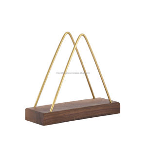Porte-serviettes triangulaire de conception simple Base en bois affichage anti-dérapant porte-serviettes élégant Style nordique pour les décors de table - Product Image 1