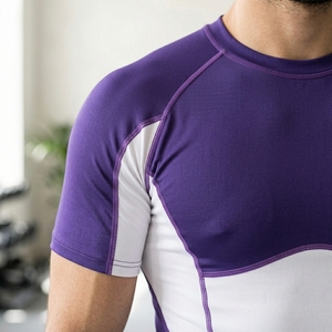 T-shirt de compression pour homme, violet et blanc, à blocs de couleur, manches courtes, séchage rapide, coupe sportive, haut d'entraînement athlétique - Product Image 5
