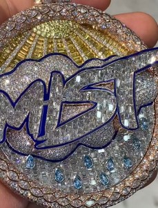 Collar con Colgante de Letra Personalizada con Diamantes Cultivados en Laboratorio y Piedras Laterales Azules, Estilo Urbano con Medalla Circular - Product Image 4