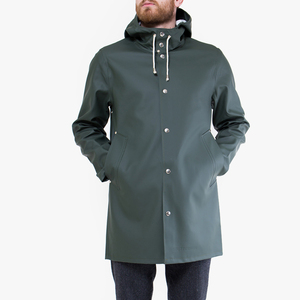 Manteau de pluie long imperméable à capuche pour homme en polyester enduit, fermeture boutonnée, couleur unie, coupe classique avec poches, idéal pour l'extérieur - Product Image 1