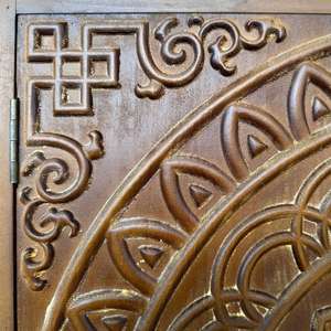 Armoire de rangement en bois sculptée à la main avec motif mandala - Product Image 3