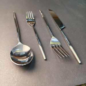 Juego de Cubiertos Modernos con Mango Geométrico de Bucle Abierto, 4 Piezas, Acero Inoxidable Pulido de Alto Brillo con Diseño de Base Circular - Product Image 6