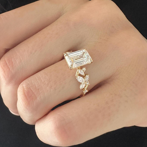 Bague de fiançailles en diamant taille émeraude, or 10 carats, style glamour pour femme, avec bande à motif végétal - Product Image 1
