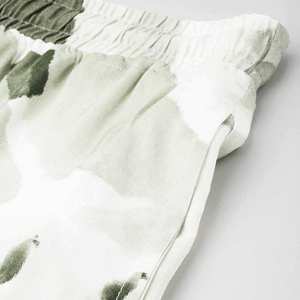 กางเกงขาสั้นชายสีเขียวอ่อน ผ้าโพลีเอสเตอร์ 100% แห้งเร็ว ระบายอากาศดี สไตล์ลำลอง เหมาะสำหรับใส่ไปเที่ยวทะเลหรือใส่เดินเล่นในฤดูร้อน มีเชือกผูกเอว - Product Image 6