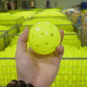 โรงงานเวียดนามผลิตลูกพิคเคิลบอล OEM ได้รับการรับรองจาก USAPA 40 รู น้ำหนัก 26 กรัม สำหรับฝึกซ้อมและแข่งขันในร่มและกลางแจ้ง ผู้จัดจำหน่าย A2 - Product Image 6