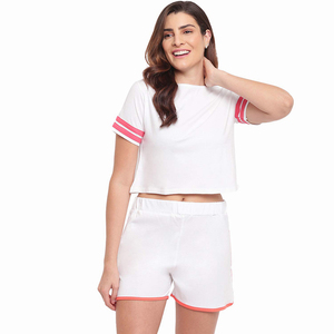 Ensemble de sport blanc 2 pièces pour femmes, haut court à manches courtes avec rayures roses et short assorti, vêtements de printemps et d'été - Product Image 2