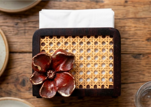 Porte-serviettes moderne en jute marron avec accent floral pour une décoration de table chic, idéal pour la salle à manger et la cuisine. - Product Image 5