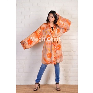 Kimono Reversible Estampado, Cómodo y Ligero, de Seda Reciclada, Ropa de Estar por Casa, Kimono Corto, Cubre Traje de Baño y Bikini - Product Image 1
