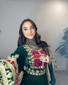 Vestido Afgano Tradicional Verde Azulado con Vibrantes Paneles Bordados en Rojo y Dorado con Motivos Tribales Clásicos - Product Image 3