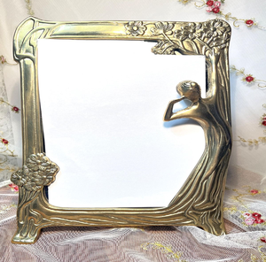 Espejo de latón Art Nouveau con curvas y detalles figurativos femeninos, disponible a precios de mayorista. - Product Image 3