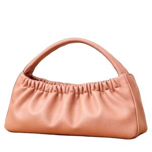 Ce sac à main rose est un sac hobo plissé avec une poignée supérieure de style scrunchie. - Product Image 1