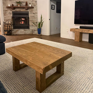 Mesa de centro de madera hecha a mano con construcción de madera maciza, amplia superficie y estructura de soporte de perfil bajo y resistente. - Product Image 1