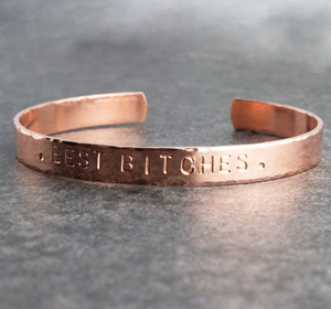 Brazalete de Cobre Hecho a Mano con Texto Grabado, Joyería Metálica Moderna para las Mejores Amigas, Regalo Personalizado - Product Image 1