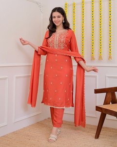 Tenue ethnique décontractée pour femmes, ensemble 3 pièces en Mul Chanderi avec broderies et sequins, haut et pantalon, dupatta en dentelle Mul Chanderi. - Product Image 3