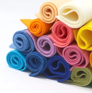 Tissu d'interlining non tissé aiguilleté coloré en gros, 1-5 mm (mélange polyester/polypropylène), toucher doux, haute résistance à la traction - Product Image 1