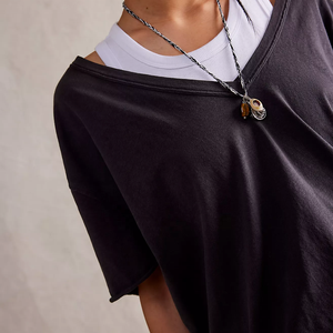 เสื้อยืดโอเวอร์ไซส์ทรงเอซิมเมตริก ไหล่เฉียง สีดำล้วน แขนสั้น ผ้าคอตตอนเจอร์ซีย์ สำหรับผู้หญิงไซส์พลัส คอวี - Product Image 3