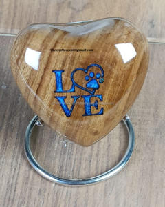 โกศใส่เถ้ากระดูกสัตว์เลี้ยงไม้มะม่วงสไตล์อเมริกันขายส่ง สลักลายรูปหัวใจตามสั่ง คุณภาพดีที่สุด - Product Image 4